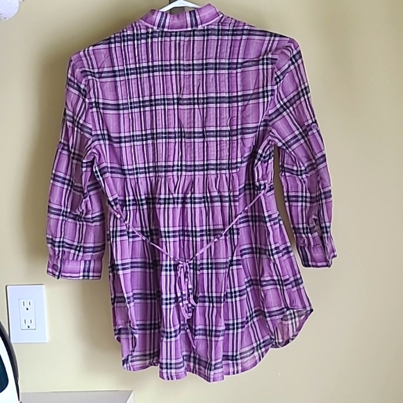 2/$25 Pretty top with 3/4 length sleeves and tie back. - Picture 3 of 6